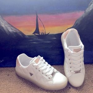 🌟 Last chance sale! 🌟 GUESS? Jonelle white sneakers 👟 👟 size 7